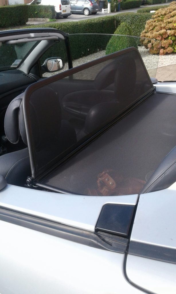 Vue latérale du filet coupe-vent de ma Megane 2 cc
