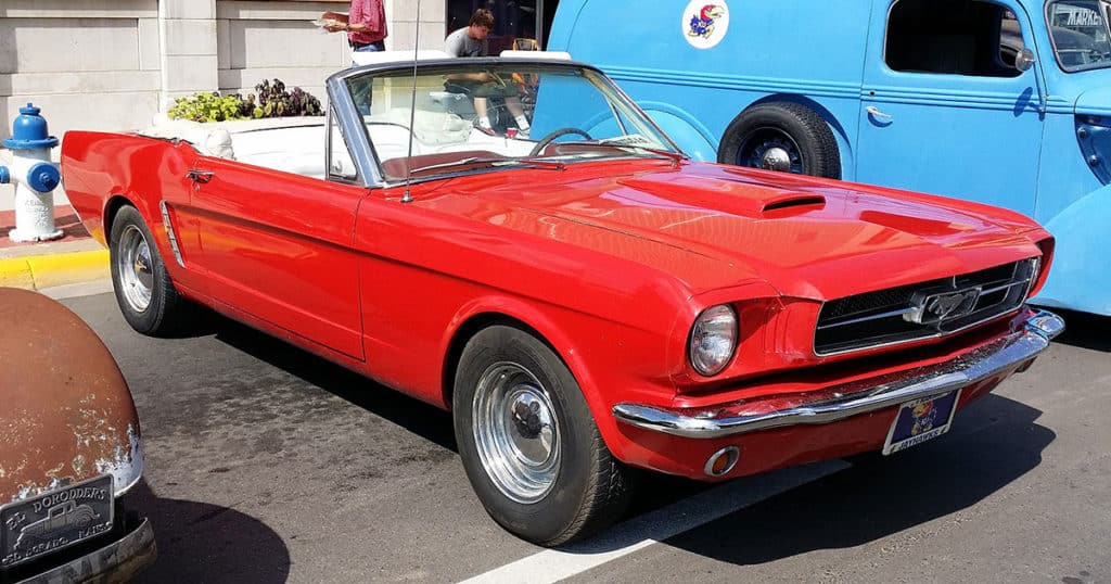 Ford Mustang cabriolet rouge 
